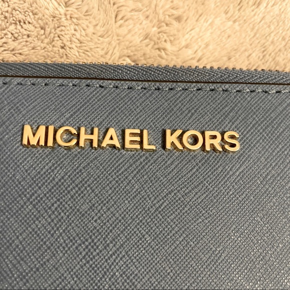 *SOLD* Michael Kors Wristlet - Picture 5 of 6